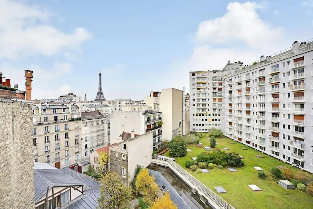 Eiffel Tower View - Charming Artist Apartment - Gethosted Paris