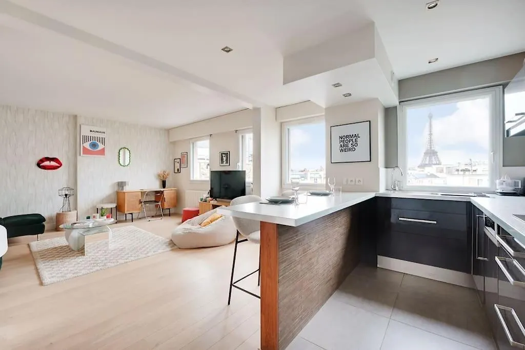 Eiffel Tower View - Charming Artist Apartment - Gethosted Paris