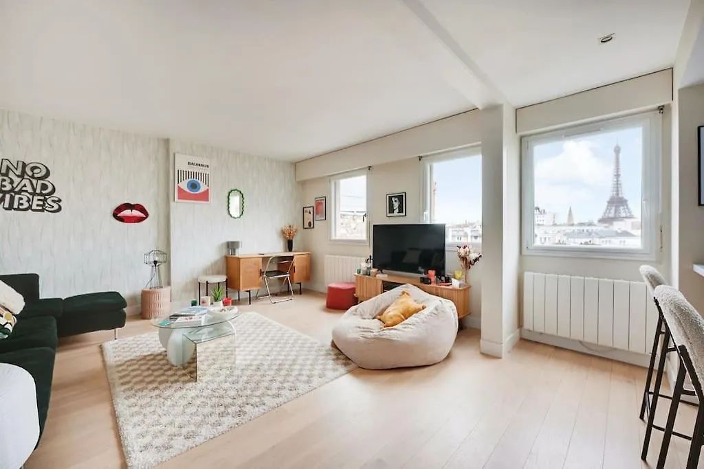 Eiffel Tower View - Charming Artist Apartment - Gethosted Paris