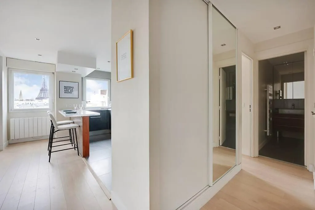 Eiffel Tower View - Charming Artist Apartment - Gethosted Paris
