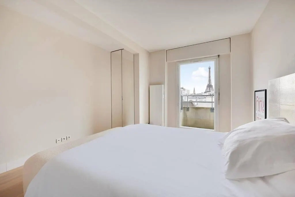 Eiffel Tower View - Charming Artist Apartment - Gethosted Paris